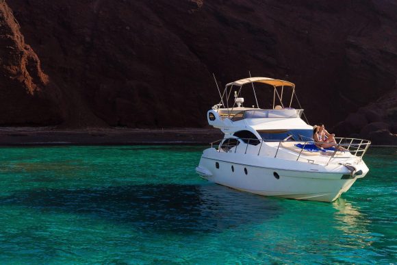 Private boar tour in Santorini by Spiridakos Sailing
