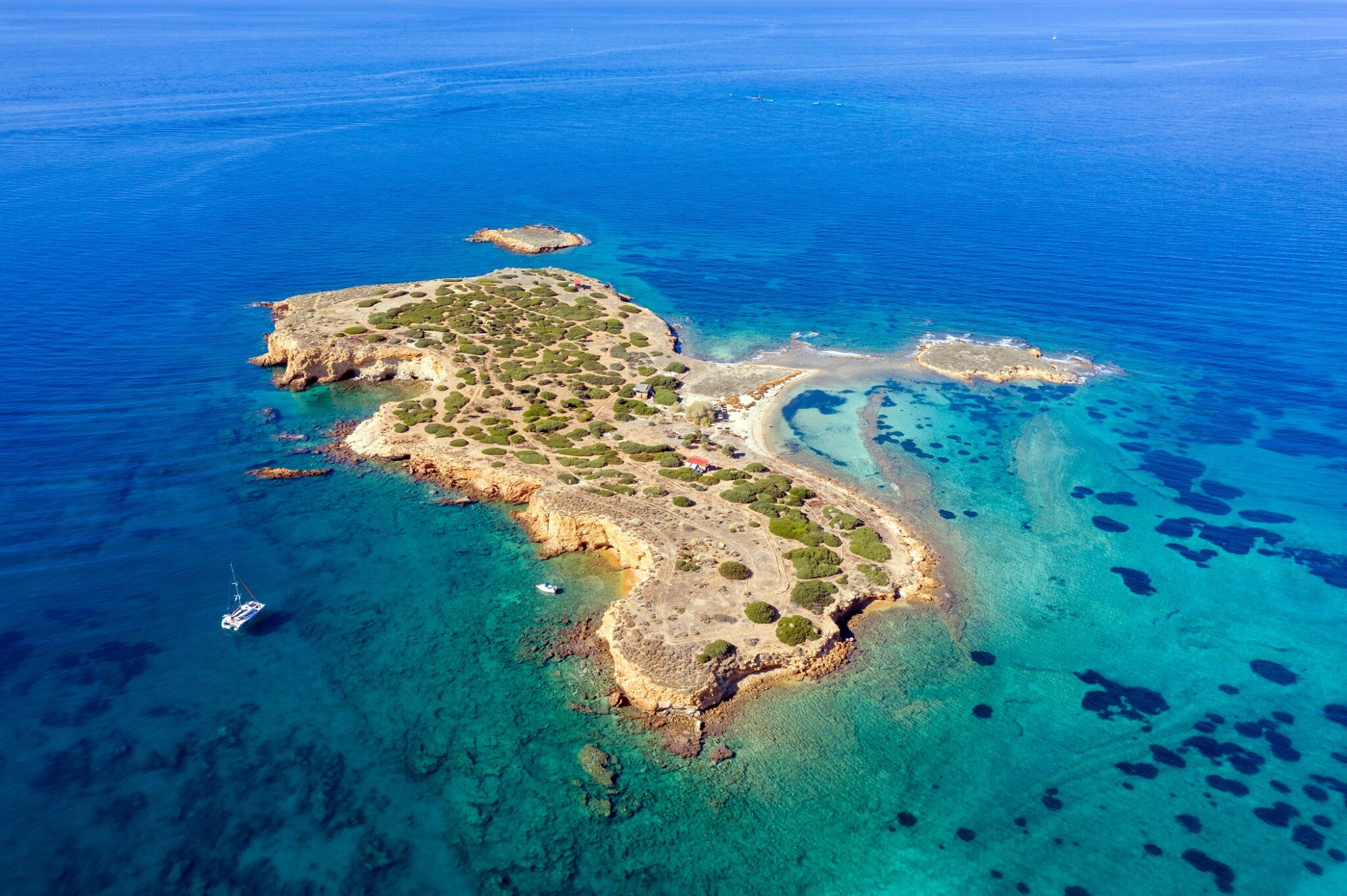 The picture-perfect islet of Ydrousa, one of the lesser-known locations to visit on cruises from Athens with Spiridakos Sailing.